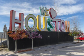 Houston Sunshine 2Bdr Home Must See